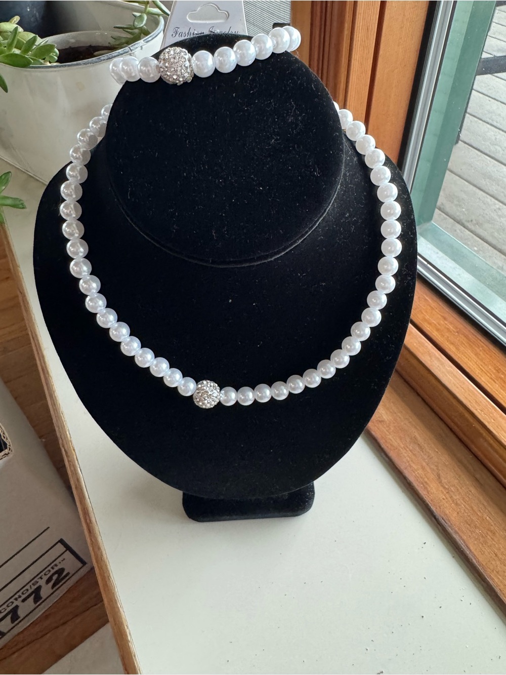 Fashion Jewelry White Pearl Necklace with Rhinestone Accent